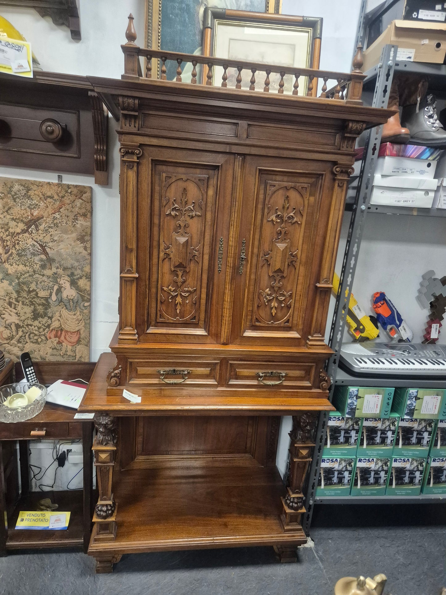 Mobile in legno intarsiato