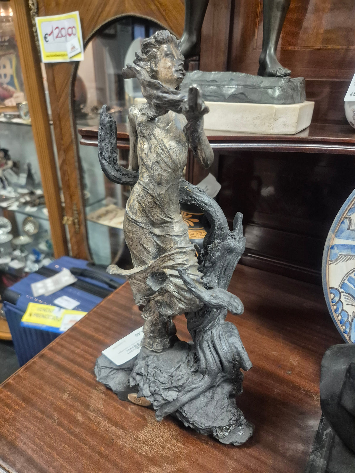 Statua femminile avvolta in drappeggi