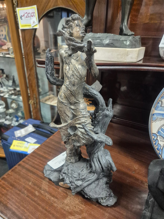 Statua femminile avvolta in drappeggi
