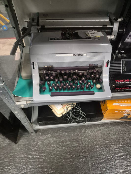 Macchina da scrivere Olivetti linea 88