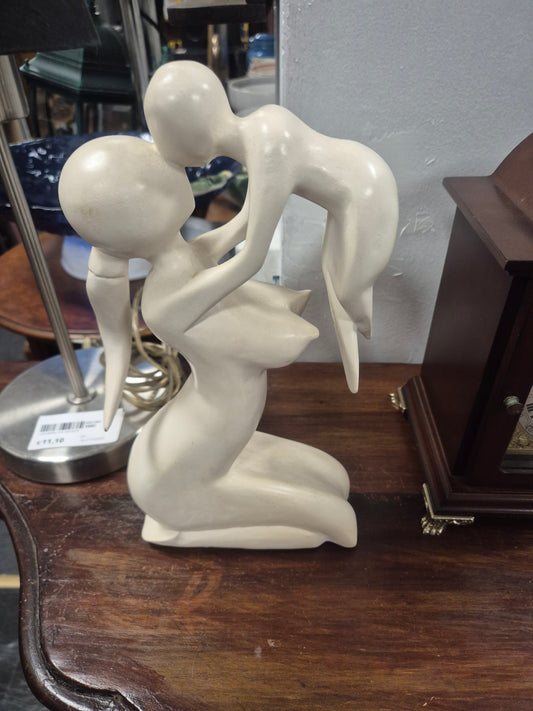 Scultura in legno madre e figlio